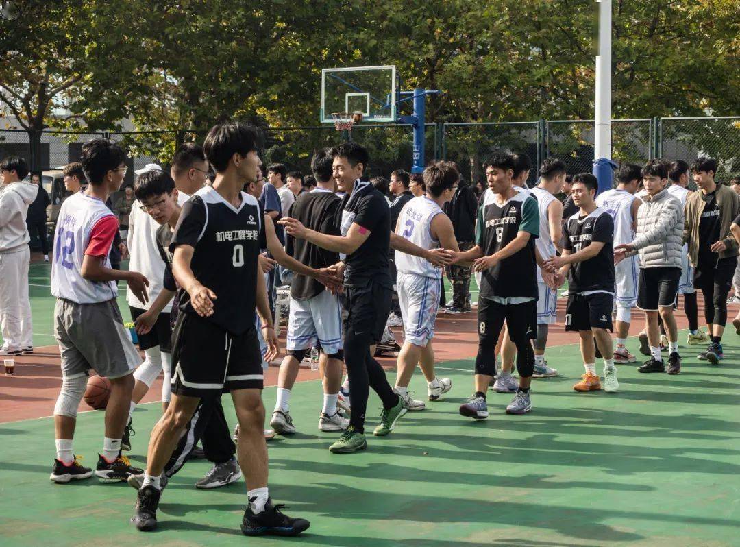 包含校园篮球赛燃爆！精彩回顾的词条
