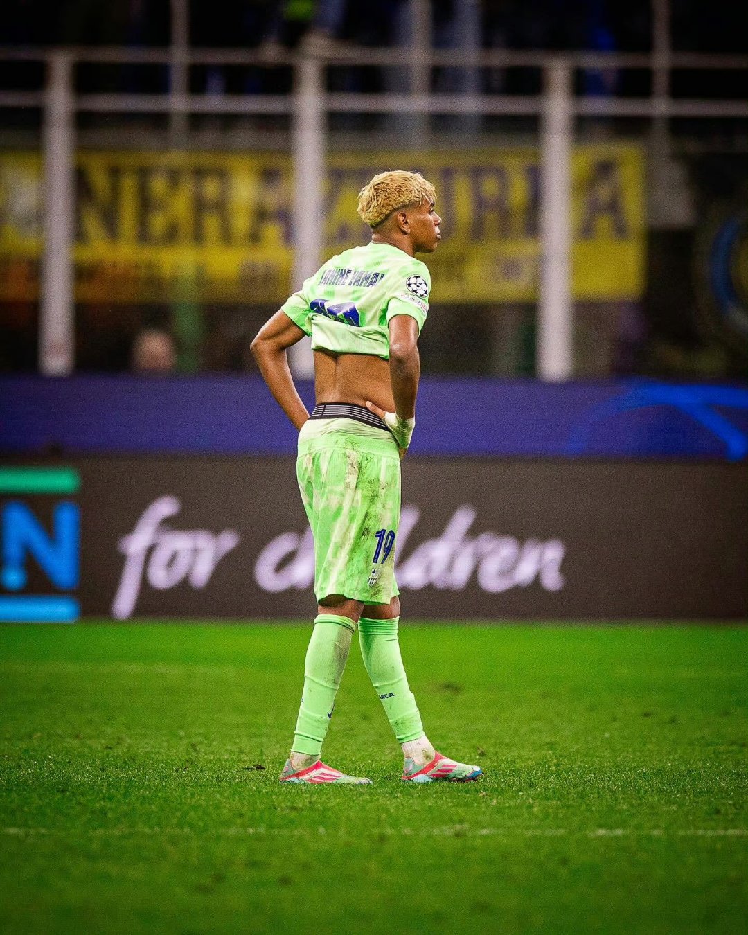 -包含巴萨青训再出妖人！17岁小将技惊四座的词条