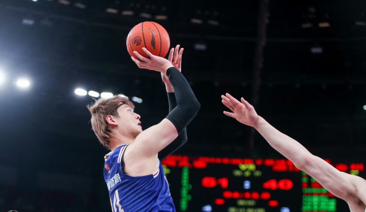 关于王哲林状态下滑,上海男篮如何调整战术?的信息 关于王哲林状态下滑,上海男篮如何调整战术?的信息