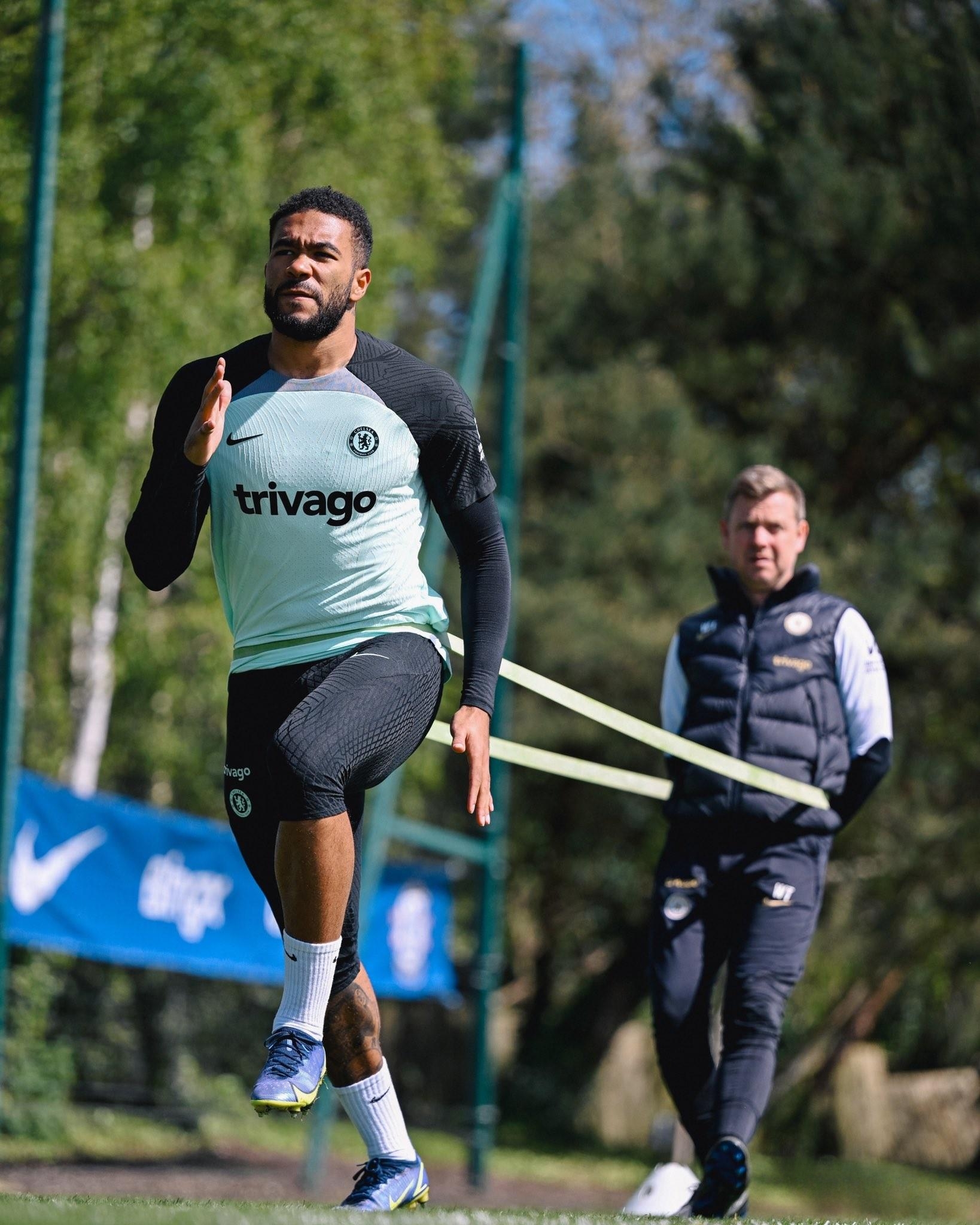 足球运动员日常训练揭秘：你想不到的强度！的简单介绍